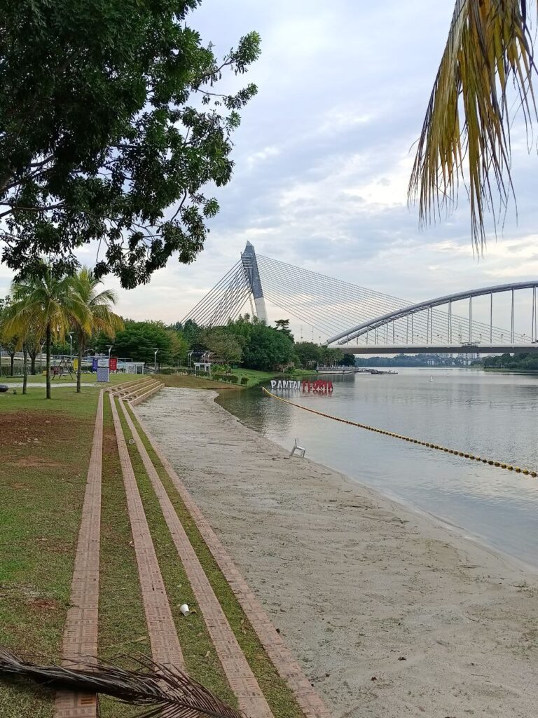 pantai-floria-anjung-floria